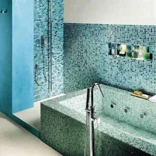 Bagno con mosaico vetroso azzurro e nicchia doccia