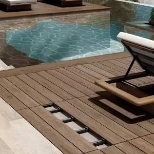 Decking in legno per bordo piscina a Bologna