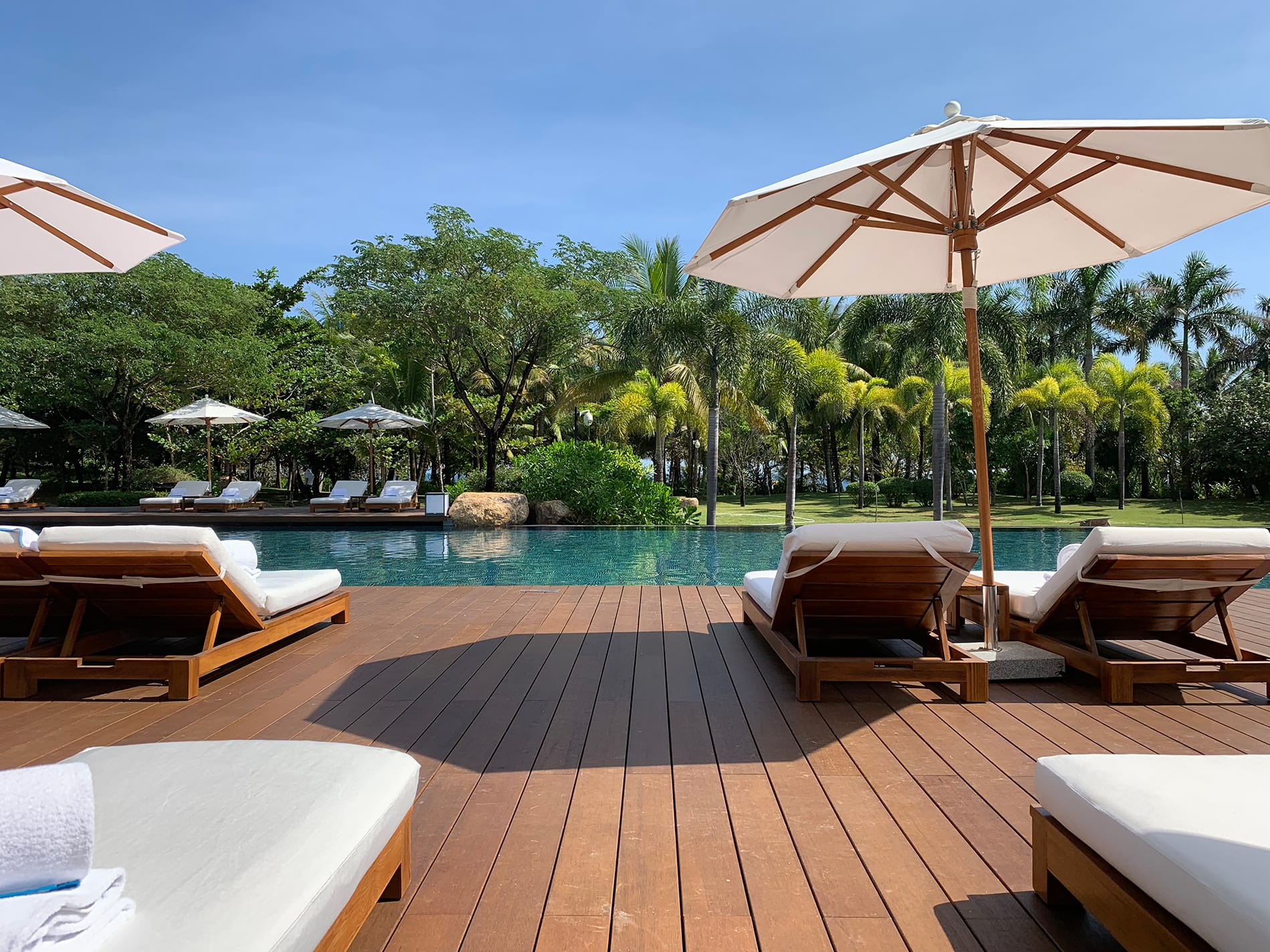 Deck bamboo bordo piscina resort