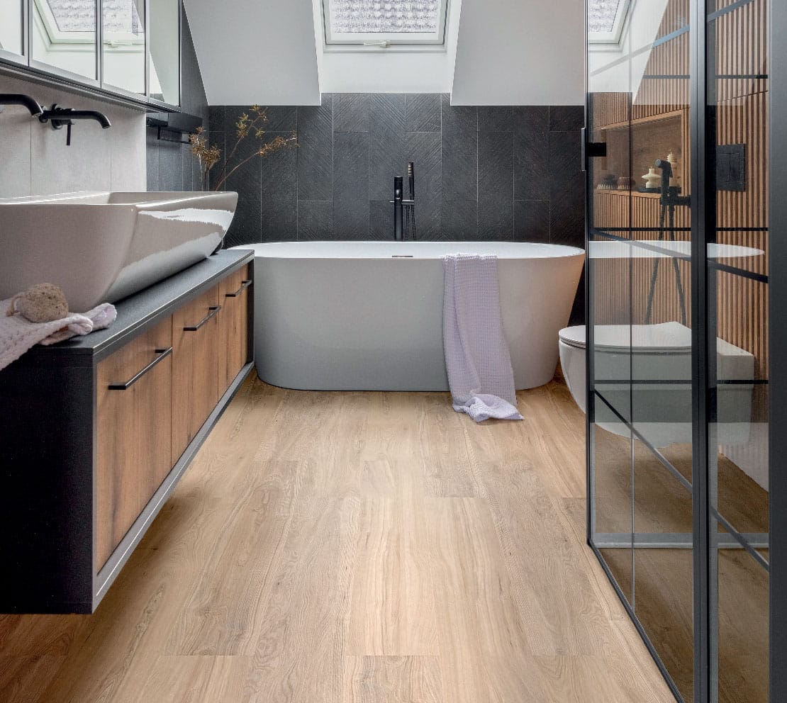 Bagno moderno pavimento bamboo chiaro