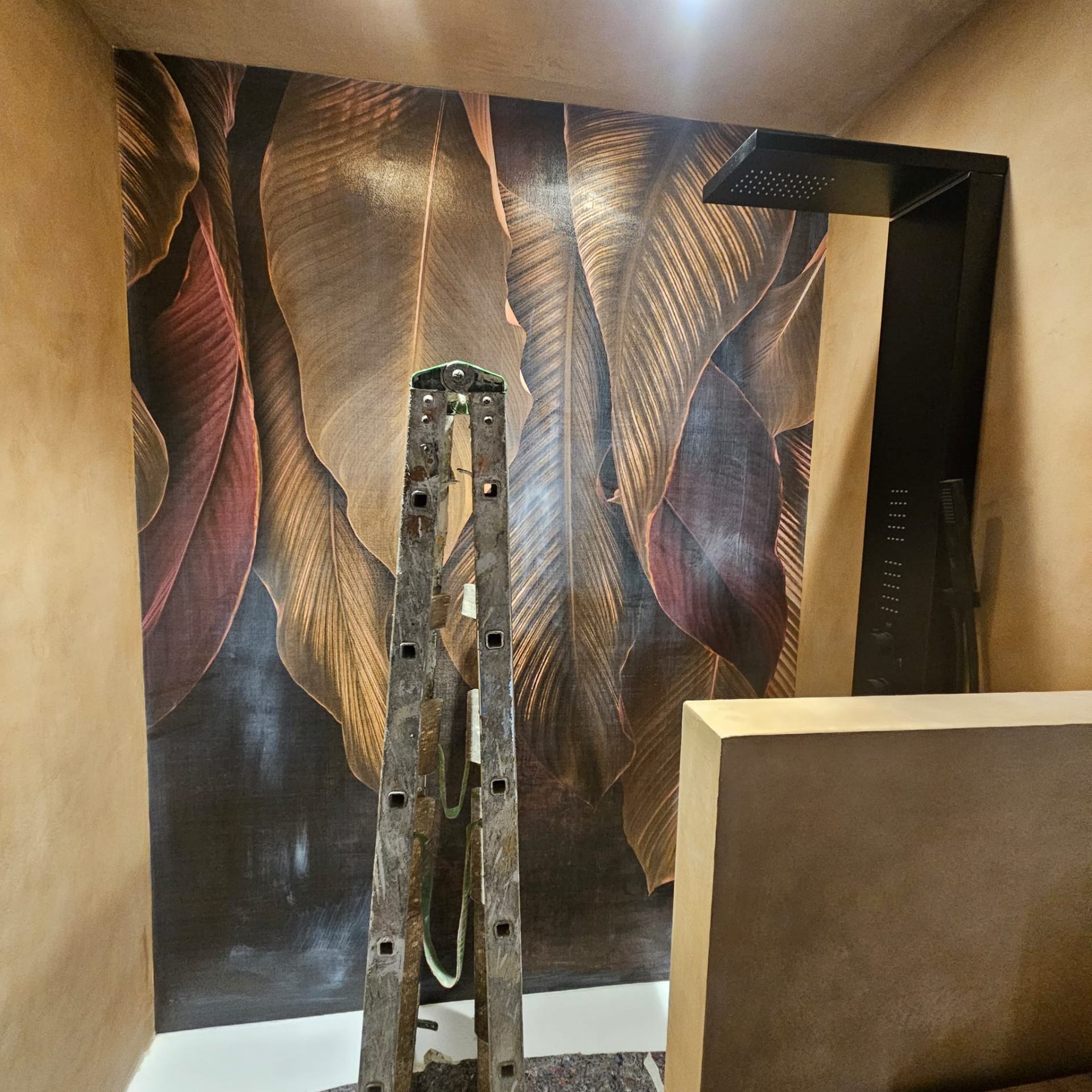 Installazione carta da parati bagno