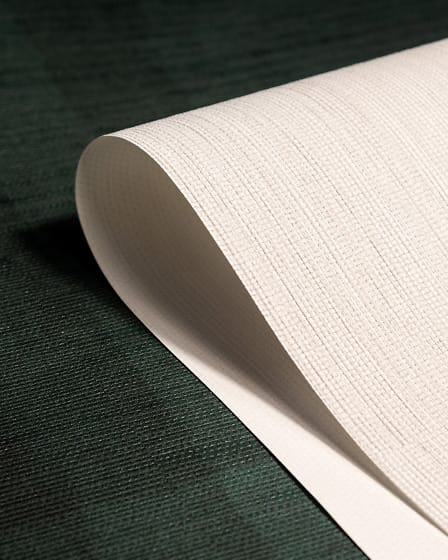 Carta da parati tessile bianca su fondo verde