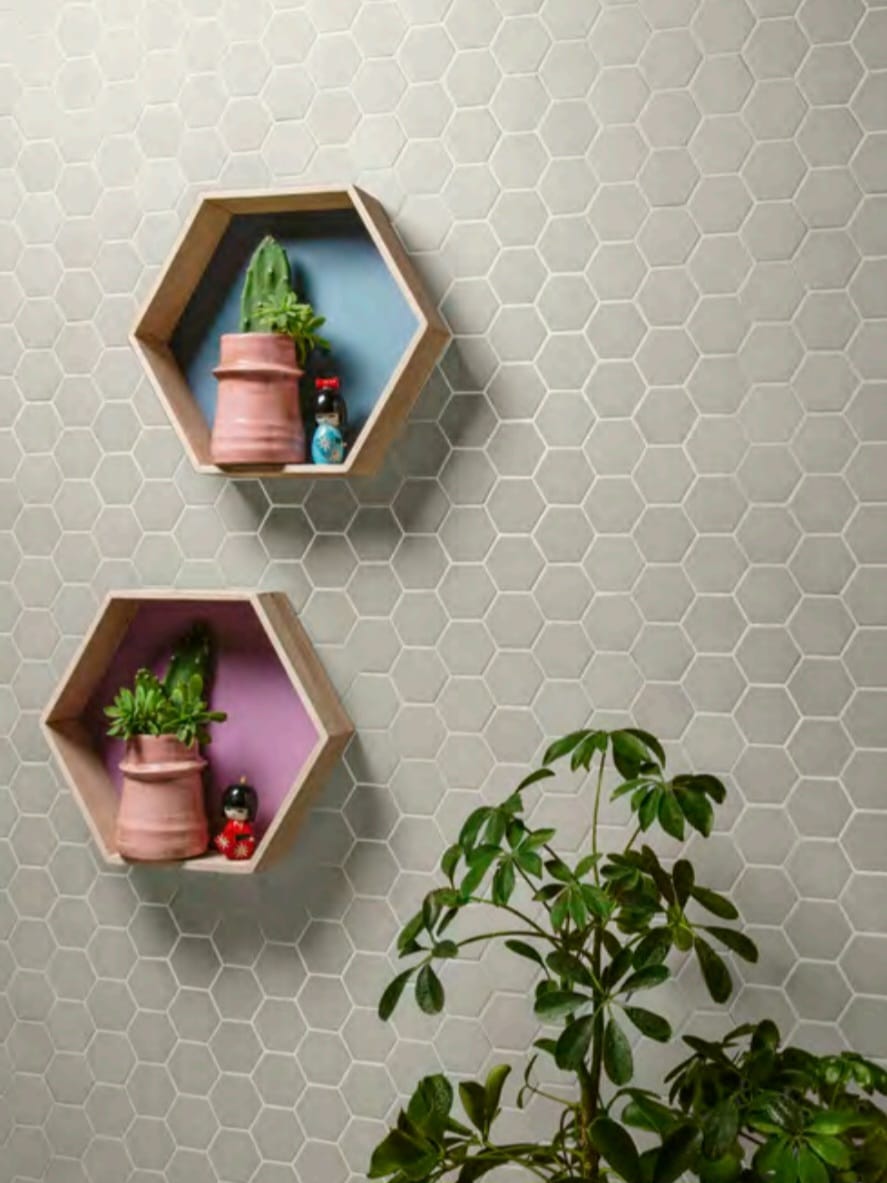 Mosaico esagonale con mensole decorative