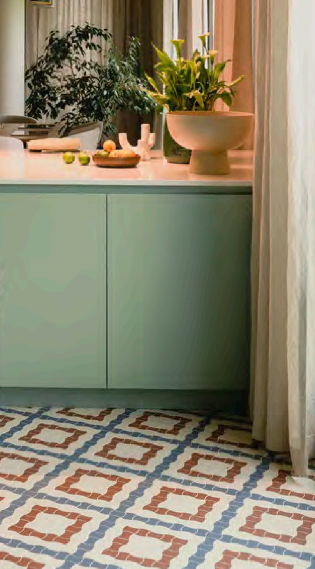 Pavimento in cementine colorate cucina
