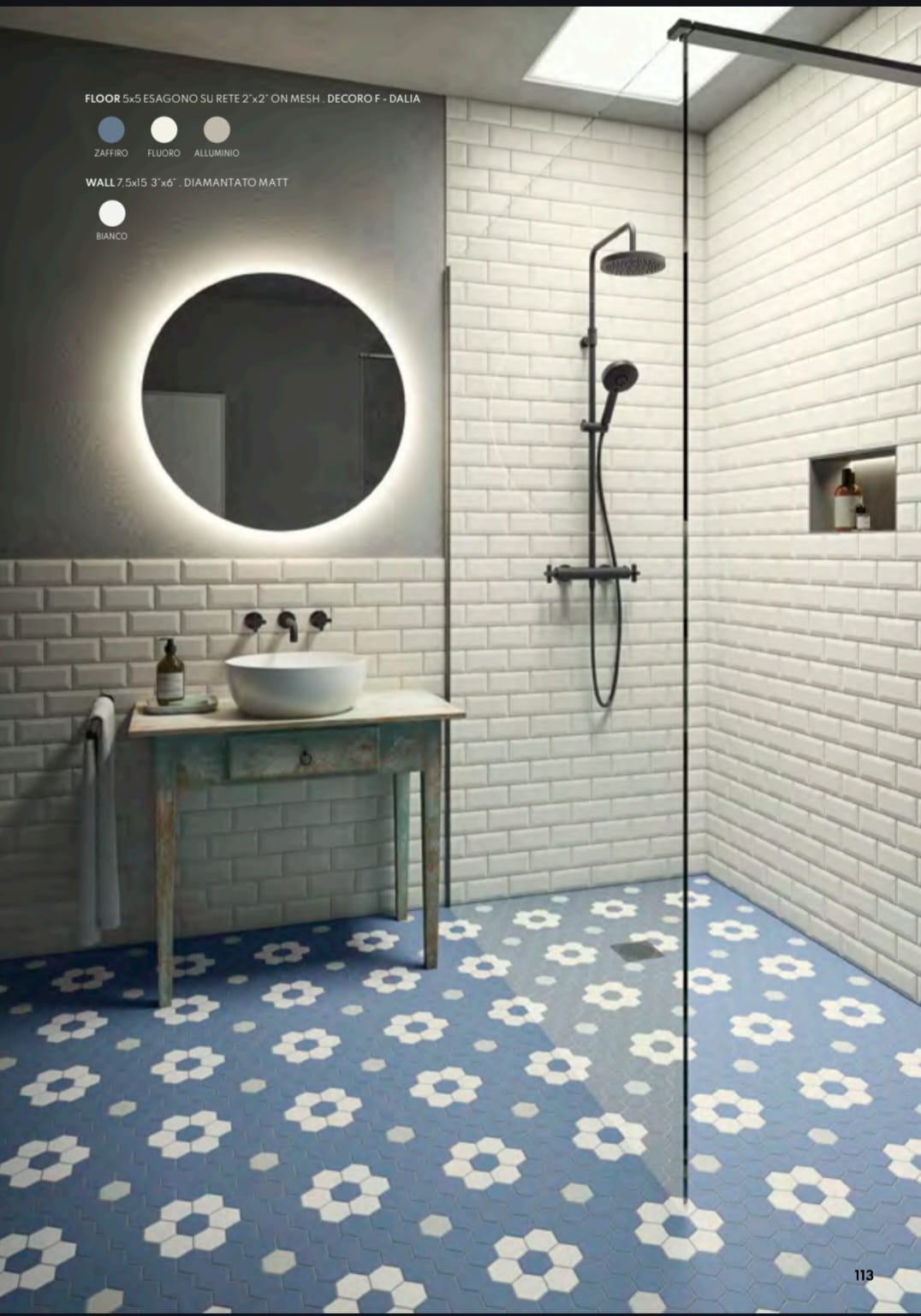Bagno con piastrelle esagonali e metro bianche