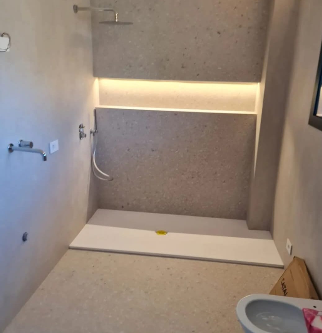 Bagno in lavorazione con nicchia LED