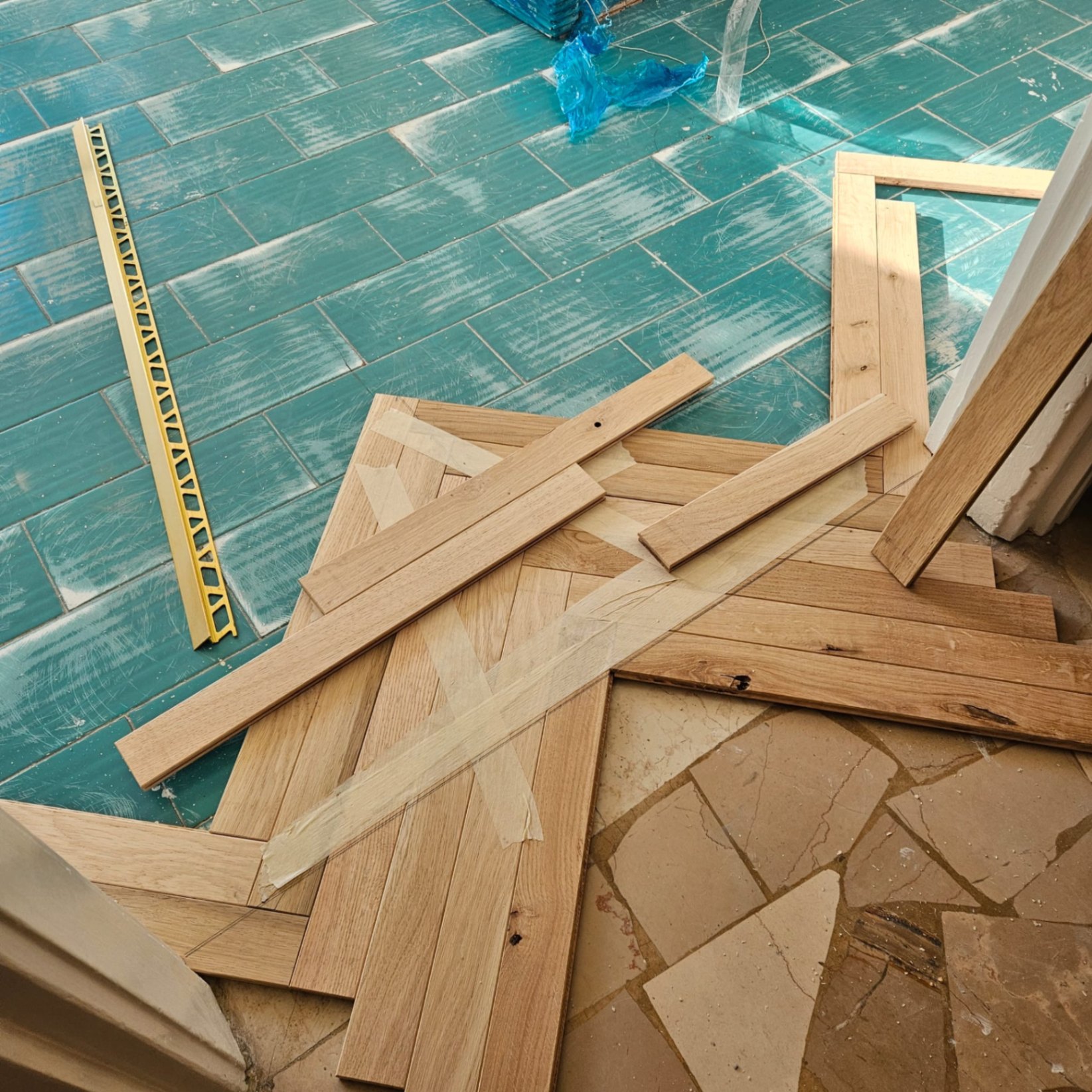 Cantiere posa pavimento ceramica e parquet