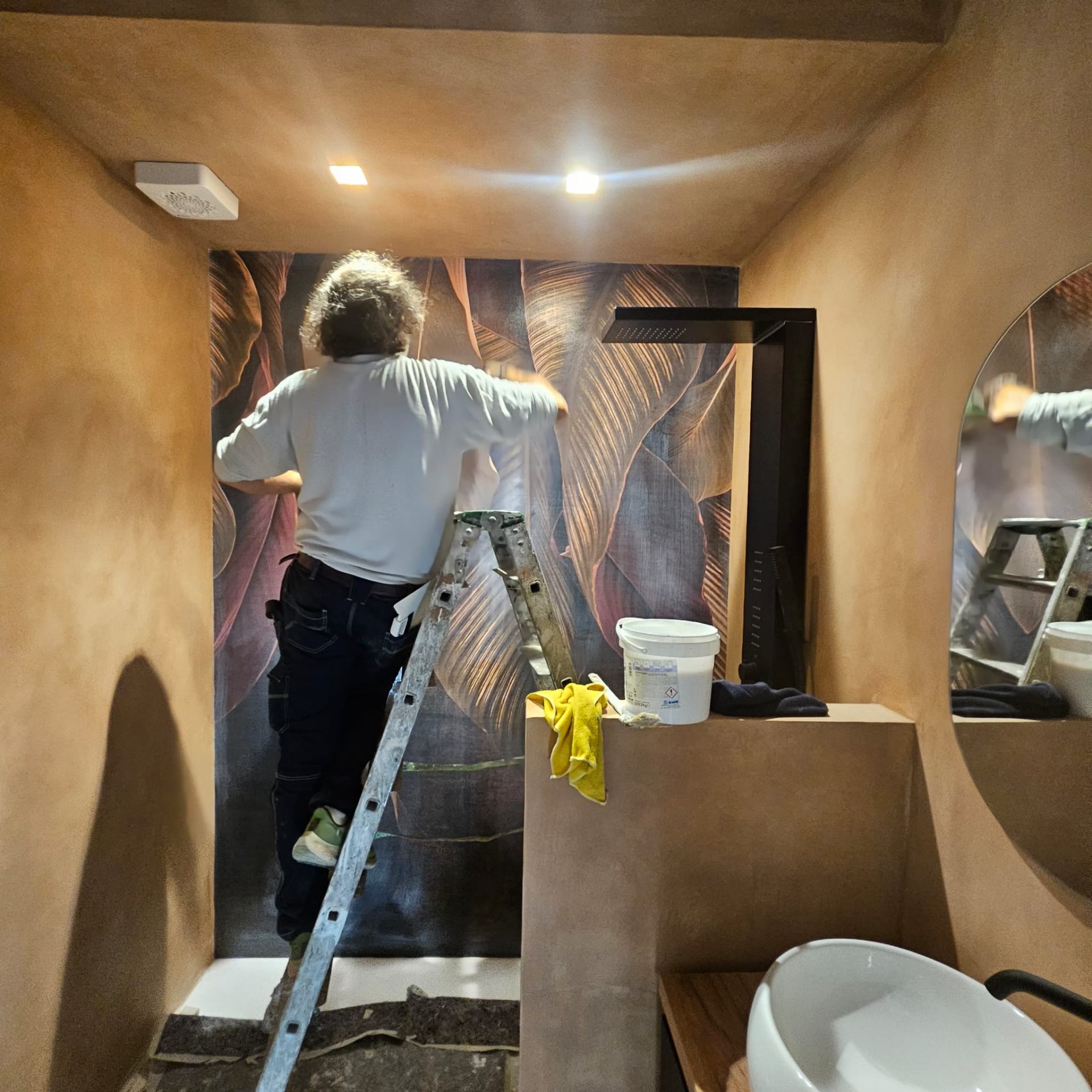 Installazione carta da parati bagno