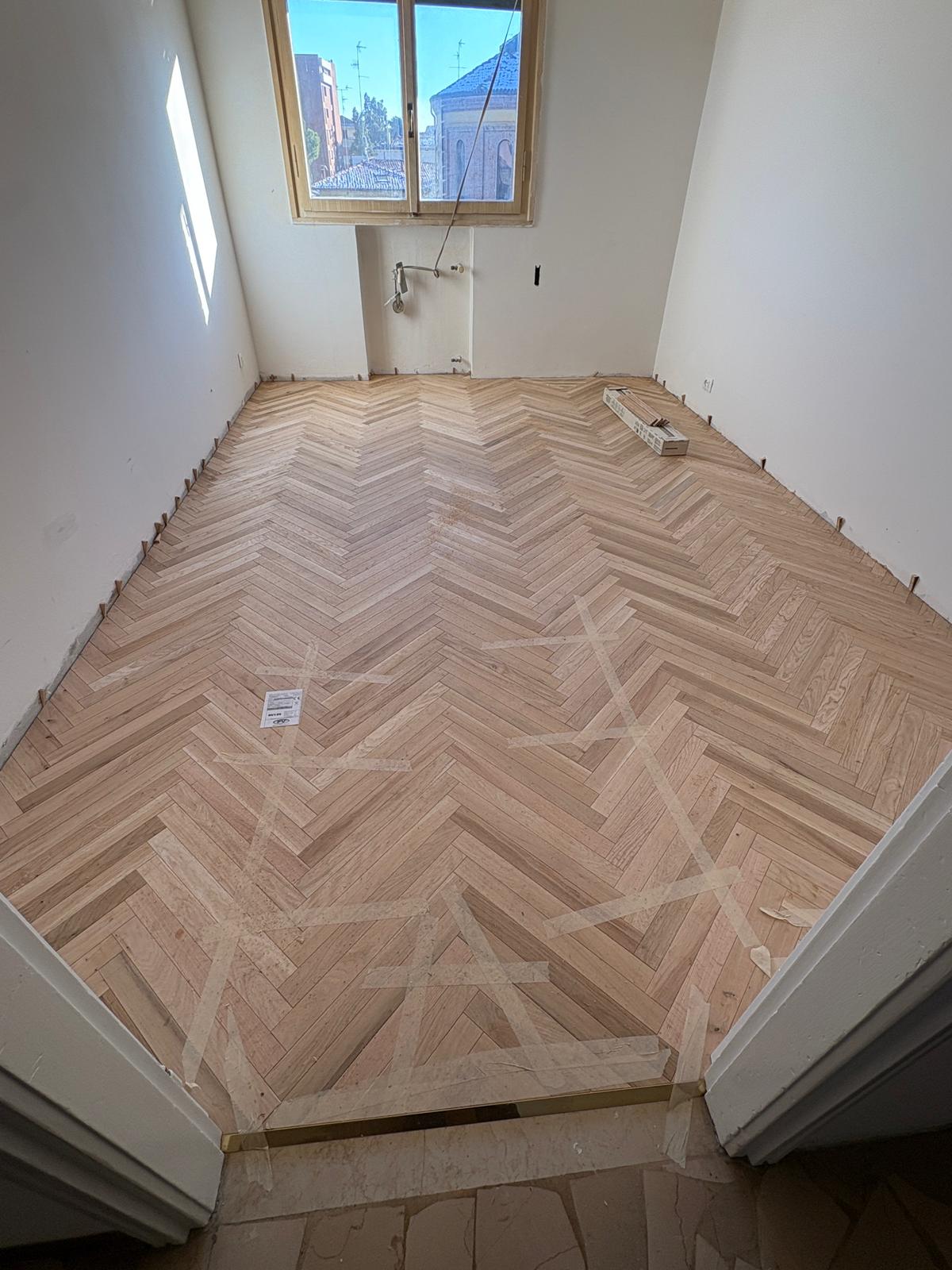 Posa parquet a spina di pesce stanza