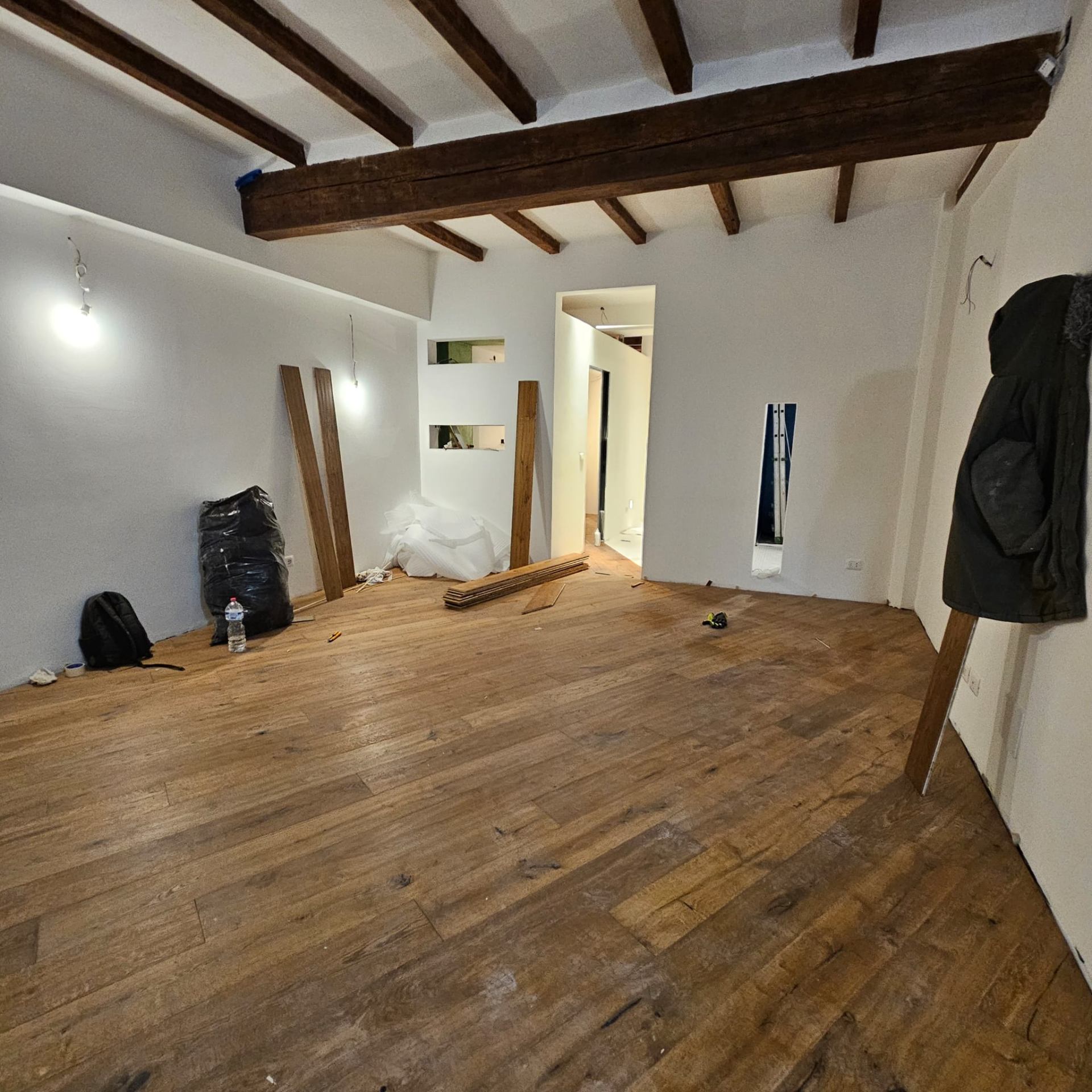 Posa parquet rovere stanza con travi