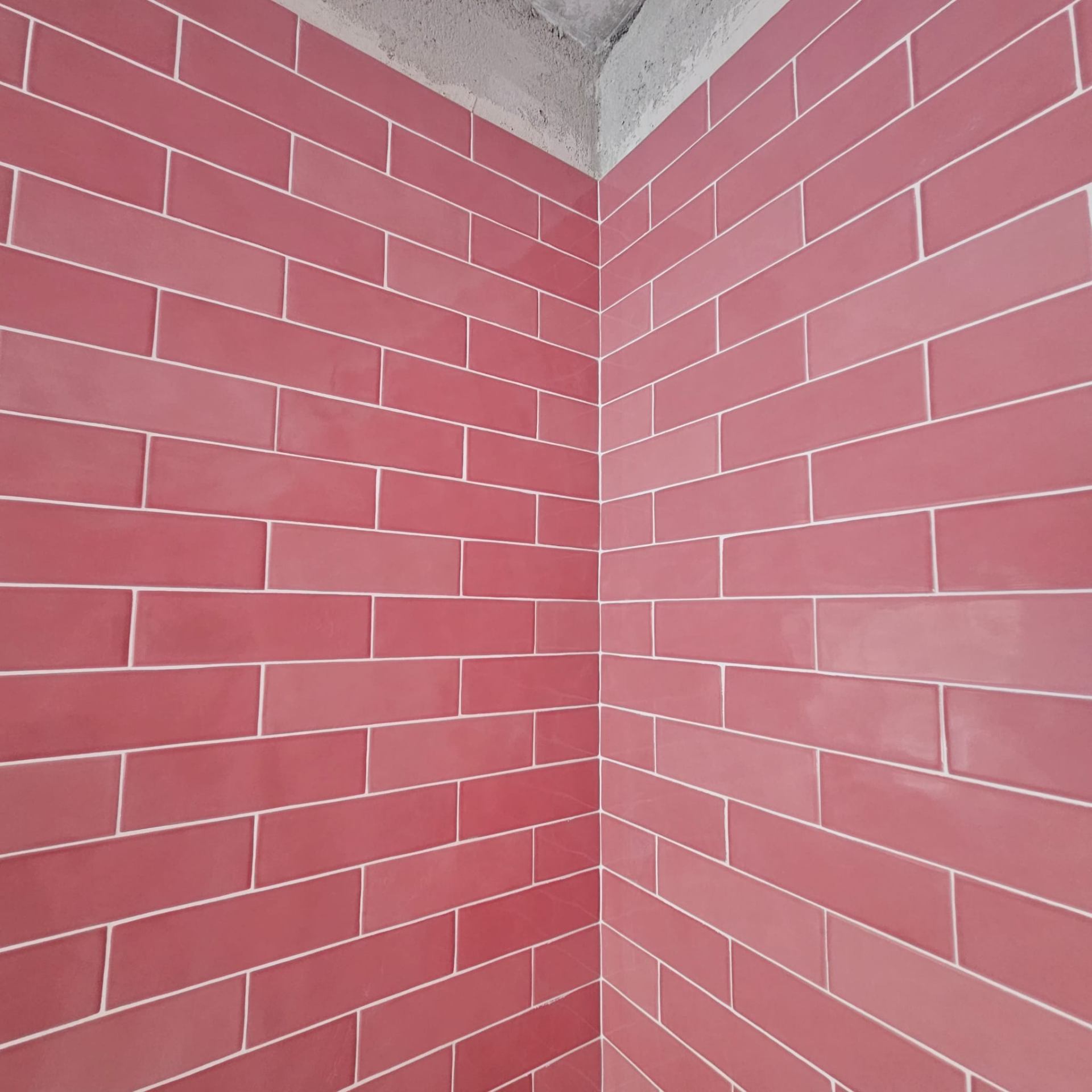 Posa piastrelle metro rosa angolo