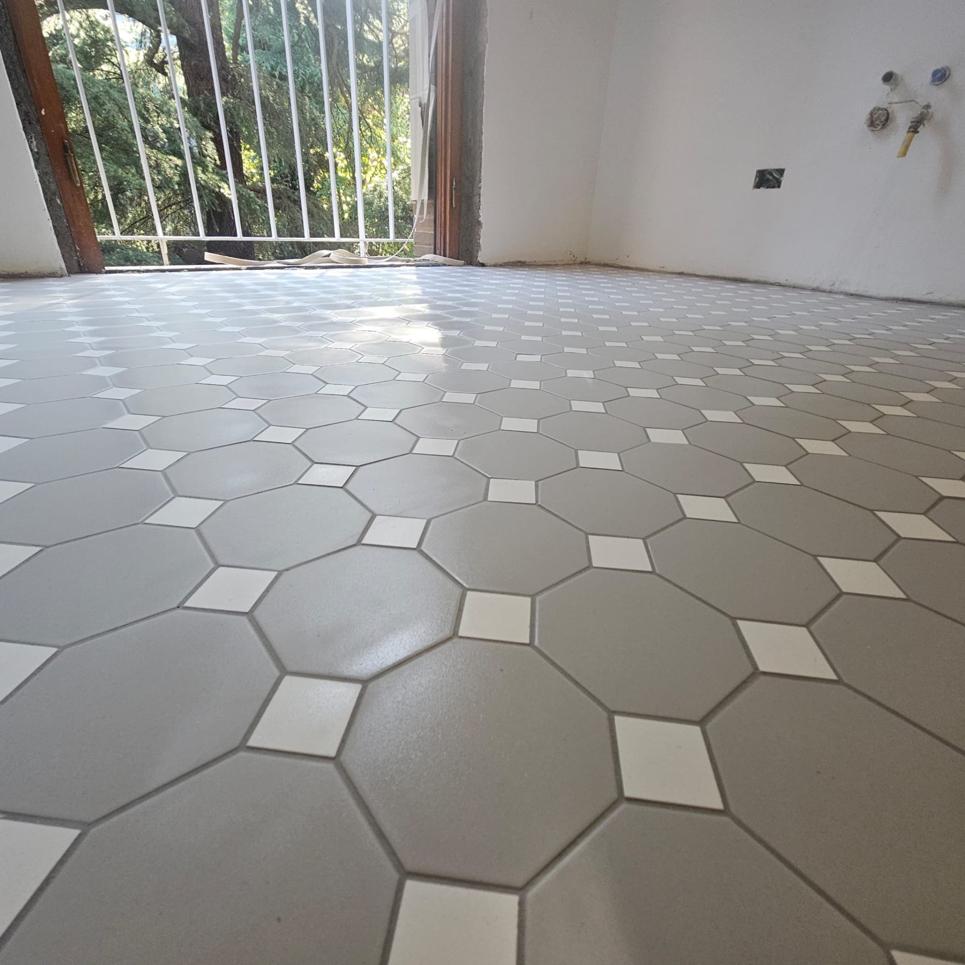 Pavimento ottagonale grigio e bianco