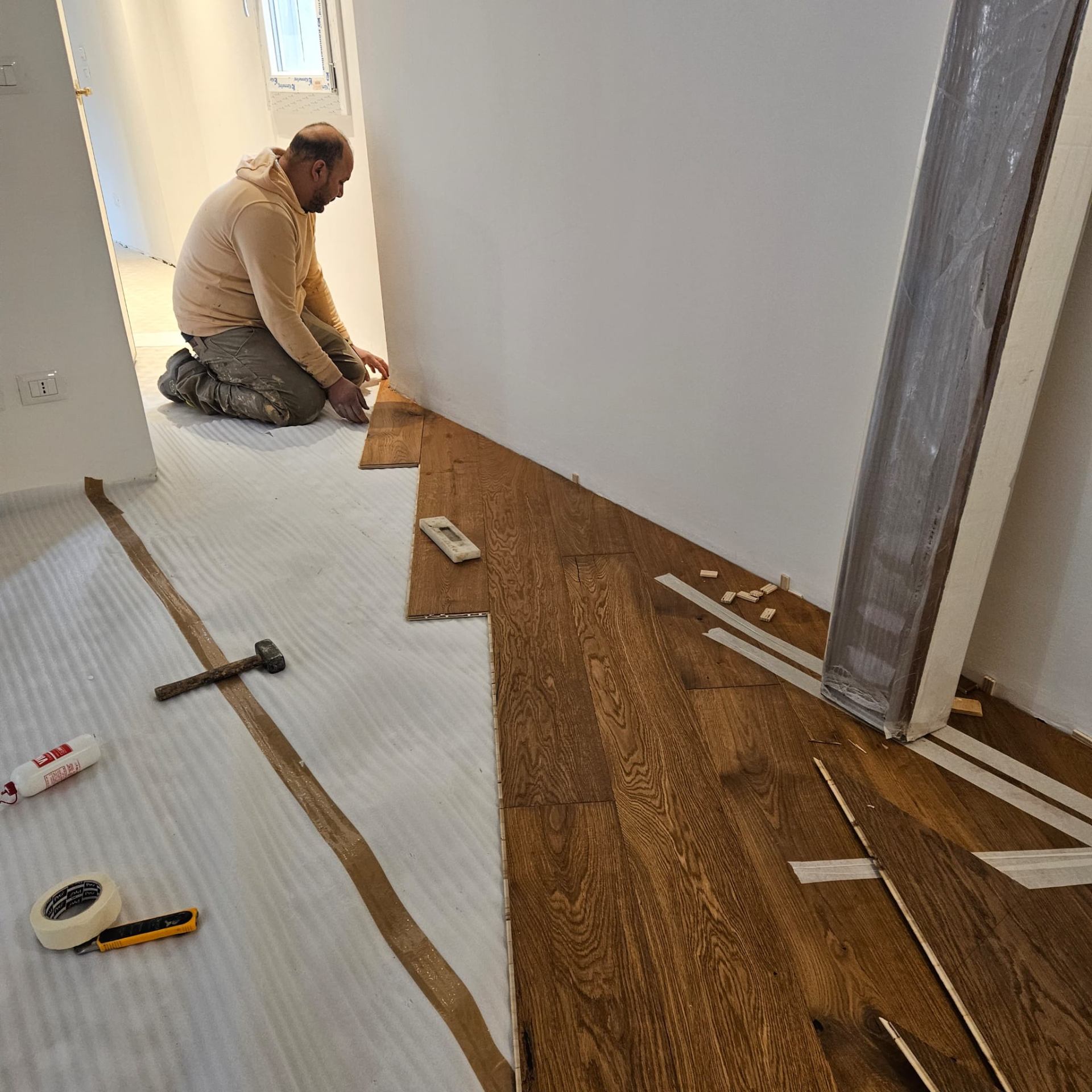 Posa parquet rovere artigiano al lavoro