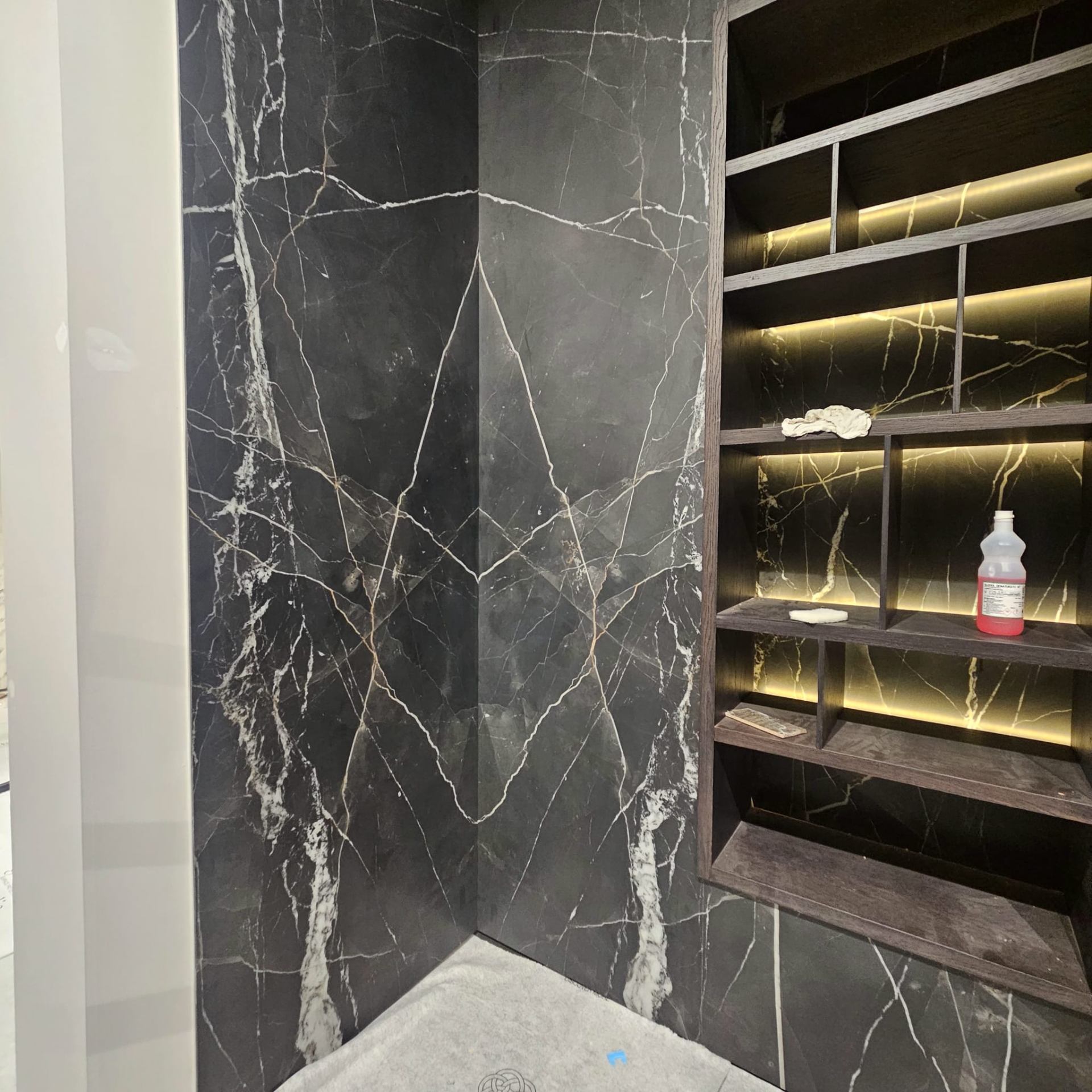 Rivestimento marmo nero con libreria LED