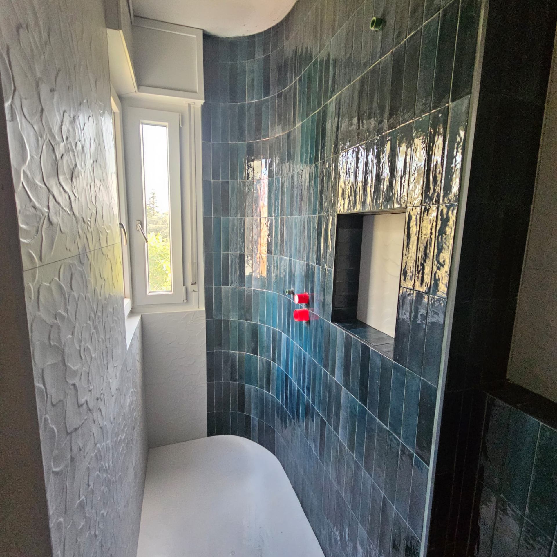 Rivestimento piastrelle teal bagno vasca