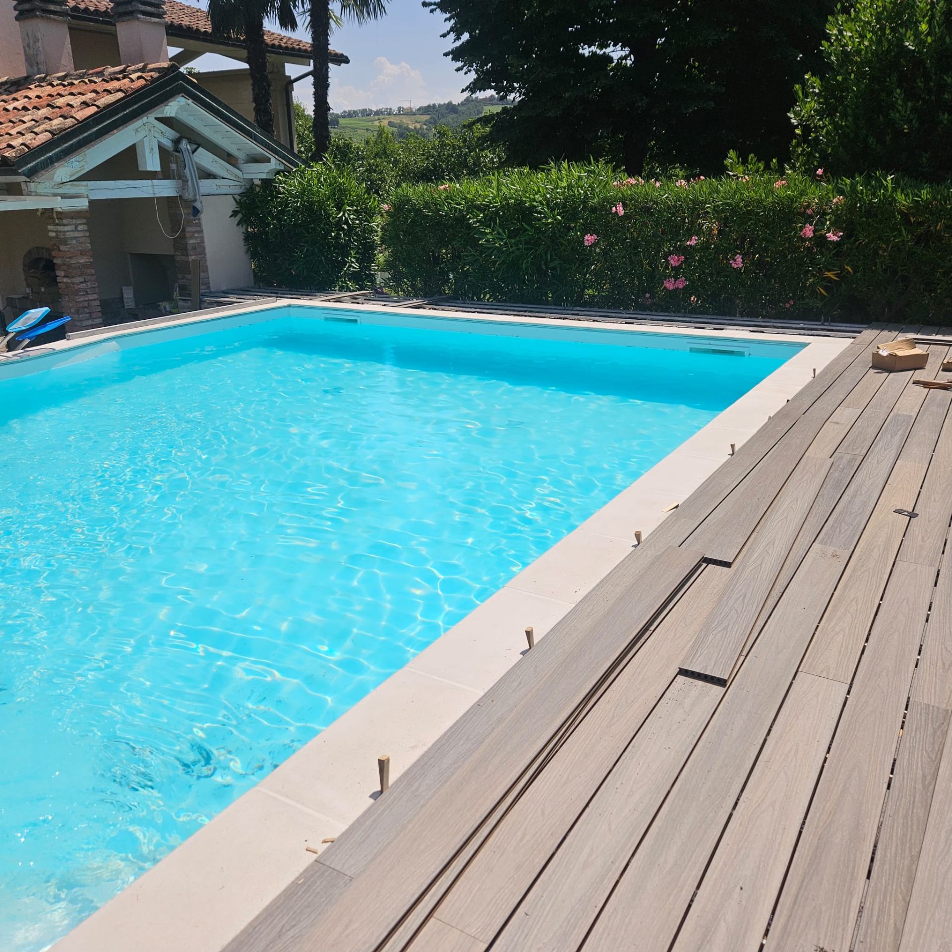 Deck bordo piscina pavimento finito