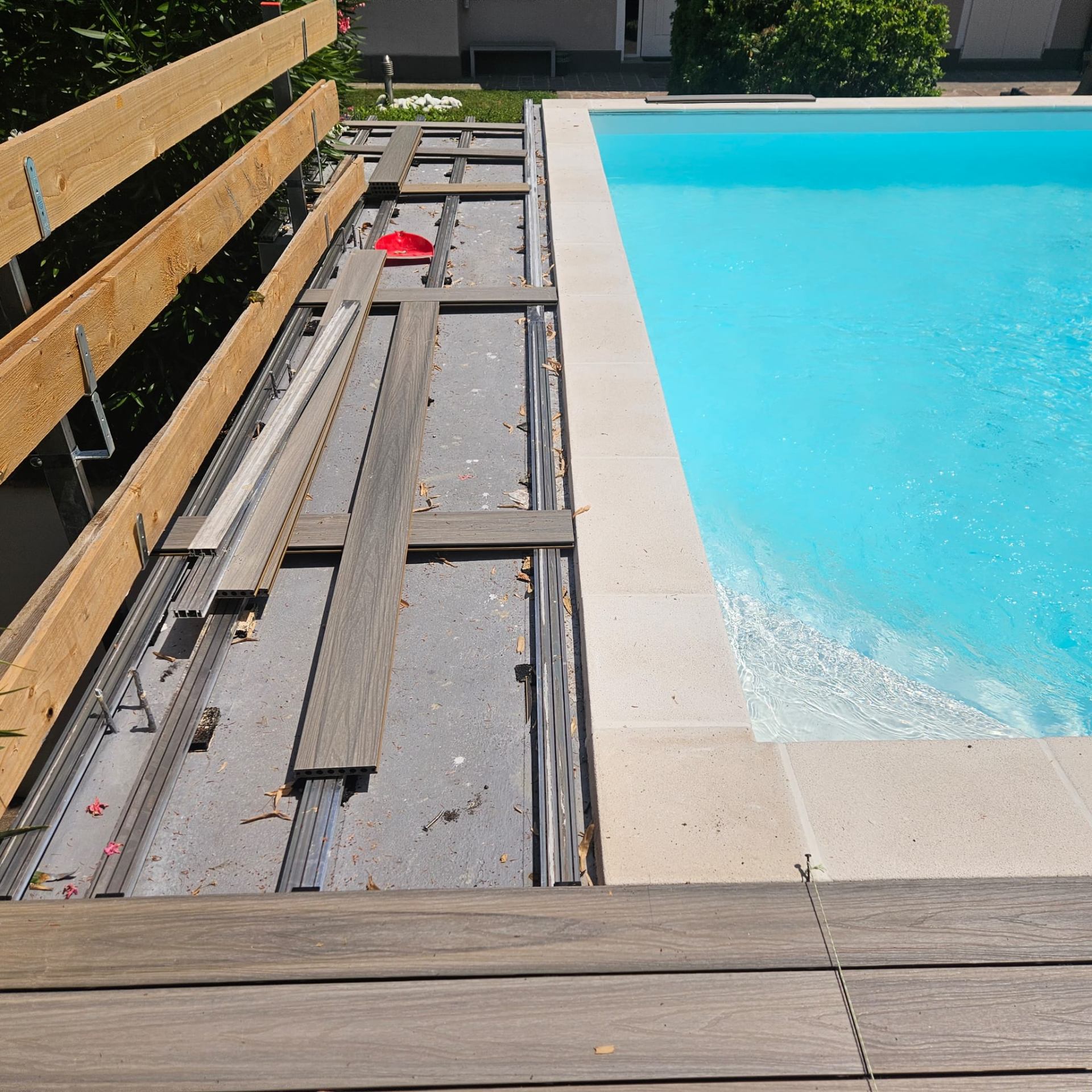 Posa deck bordo piscina struttura