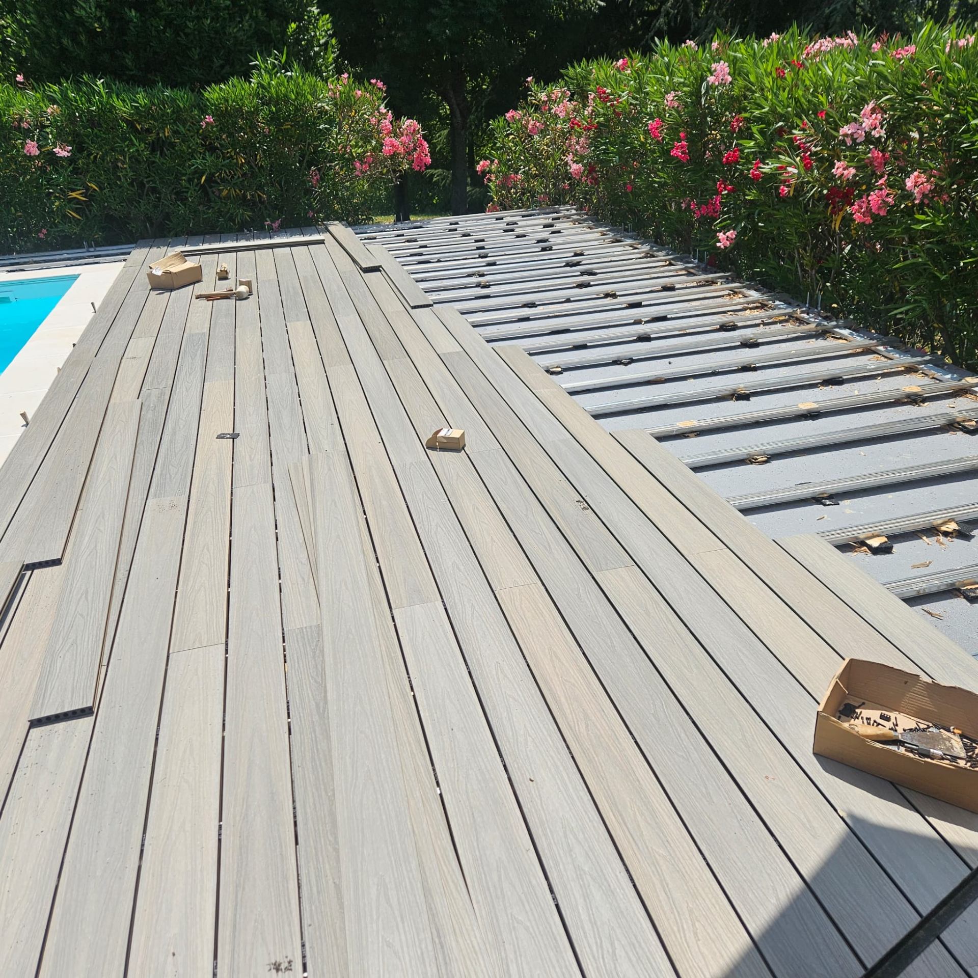 Posa deck composito piscina avanzamento
