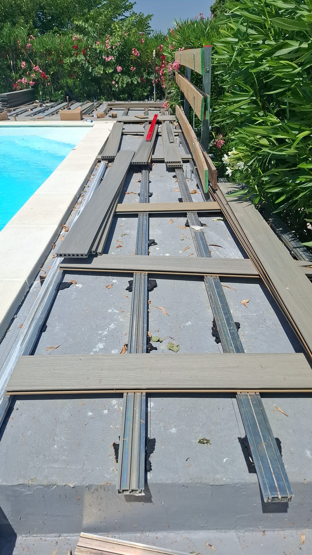 Preparazione sottostruttura deck piscina