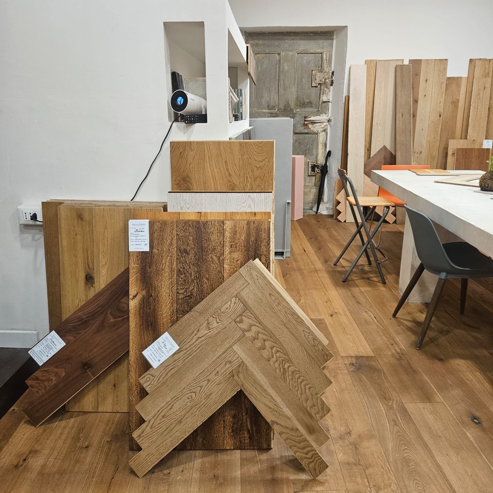 Esposizione parquet spina ungherese showroom