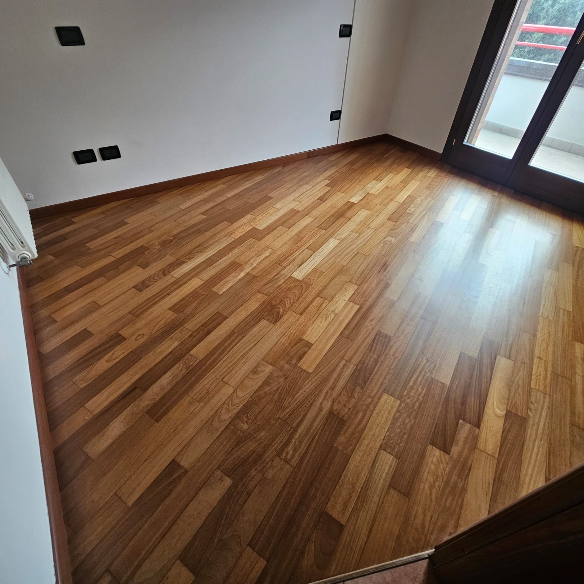 Parquet listoni teak stanza luminosa