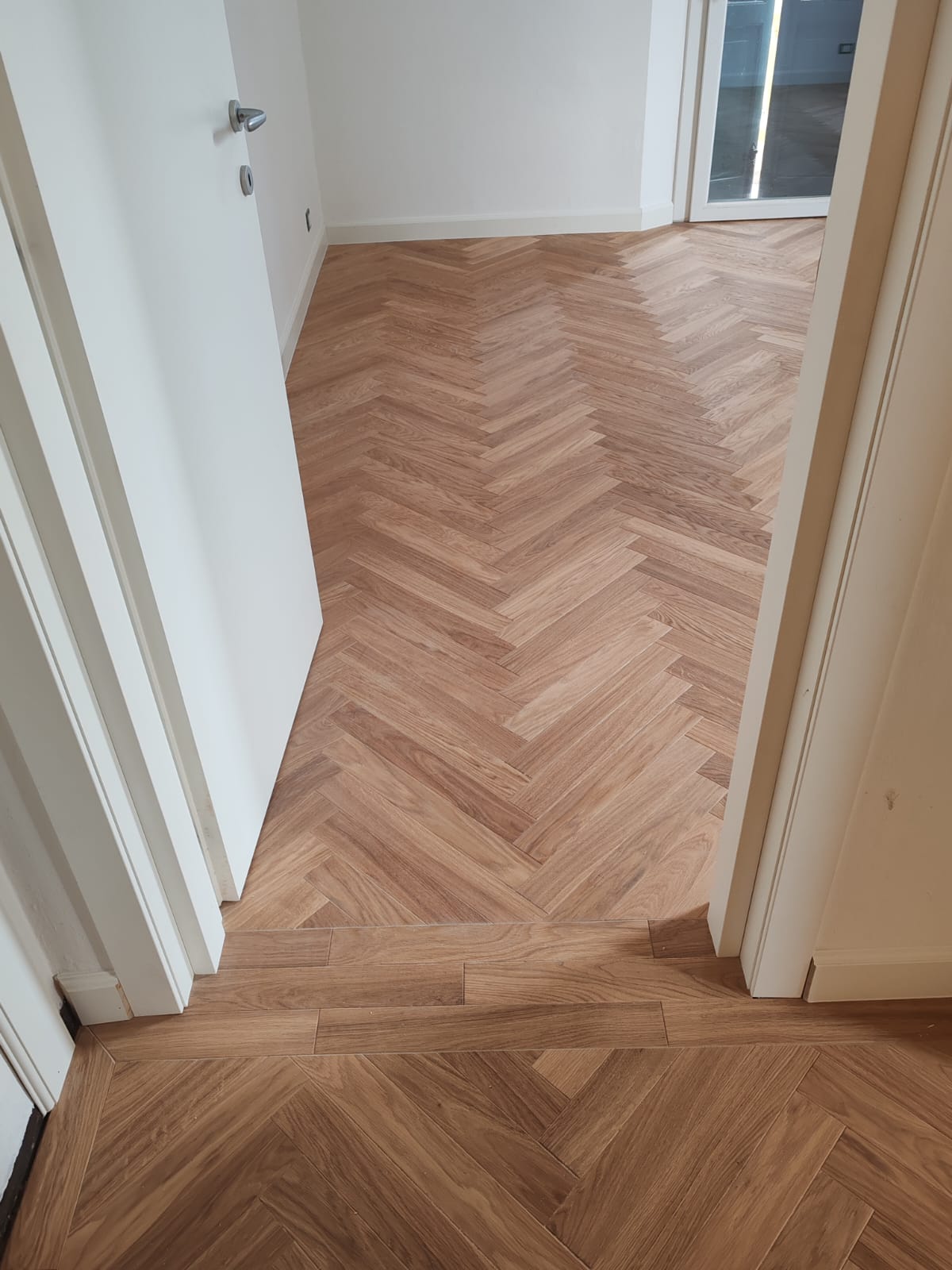 Parquet spina ungherese corridoio elegante